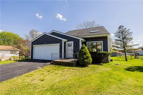 8 Chiswick Dr, Riga, NY 14428