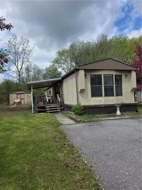 221 Crabapple Dr, Canandaigua, NY 14424