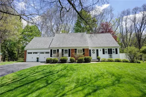 45 Parkridge Dr, Pittsford, NY 14534