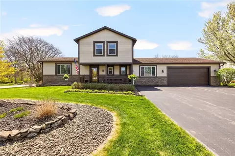 41 Woodstock Ln, Brockport, NY 14420
