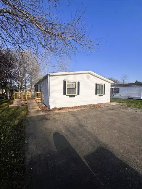 239 Sunset Dr, Clarendon, NY 14429