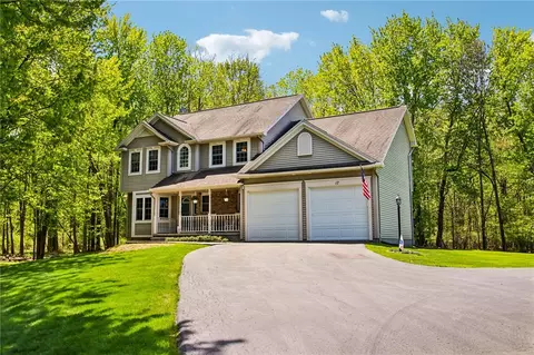17 Shady Oaks Trl, Ogden, NY 14559