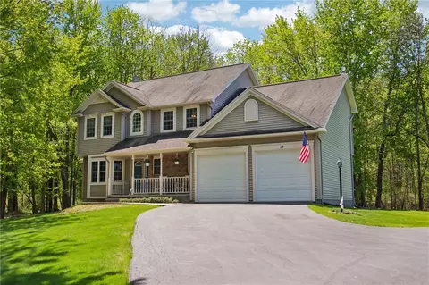 17 Shady Oaks Trl, Ogden, NY 14559