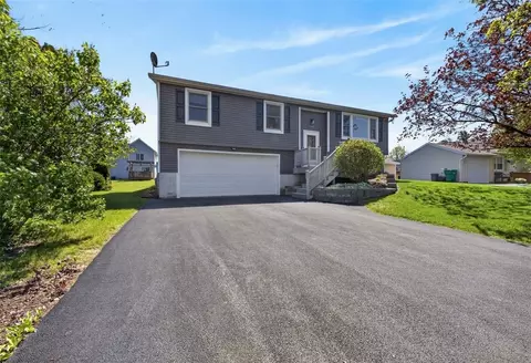 5785 Clover Meadow Ln, Farmington, NY 14425