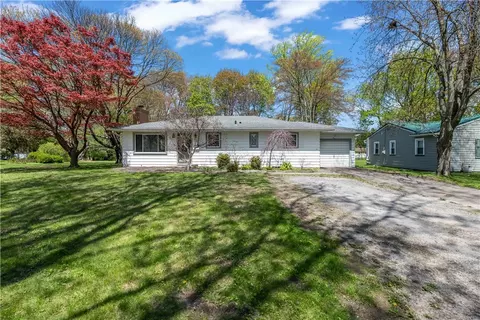 178 Meadowdale Dr, Gates, NY 14624