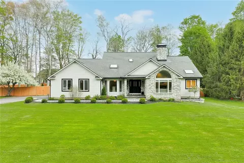 17 Crossbow Dr, Penfield, NY 14526