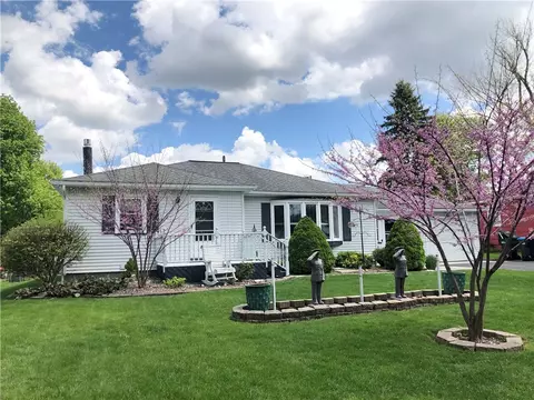 34 Merrydale Dr, Gates, NY 14624