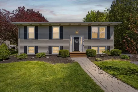 8 Westwood Dr, Auburn, NY 13021