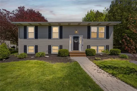 8 Westwood Dr, Auburn, NY 13021