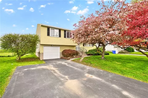 17 Fox Hollow Dr, Hamlin, NY 14464