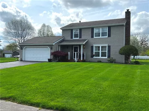 21 Rolling Meadow Dr N, Parma, NY 14468