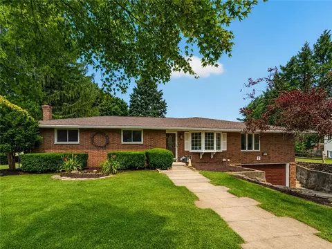 7 Frandee Ln, Greece, NY 14626