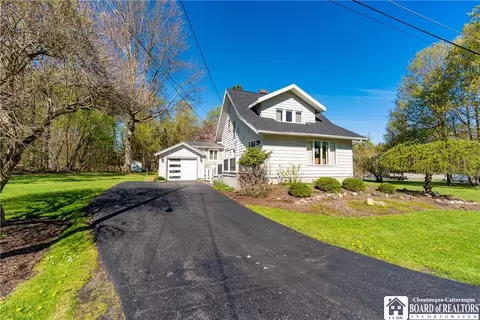 300 Maplecrest Ave, Busti, NY 14750