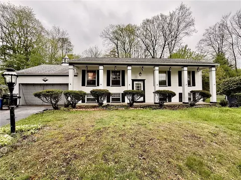27 Bright Oaks Cir, Chili, NY 14624