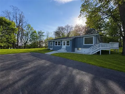 178 W Dezeng St, Galen, NY 14433