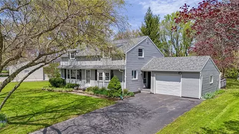 94 Thorncliff Rd, Ogden, NY 14559