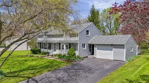 94 Thorncliff Rd, Ogden, NY 14559