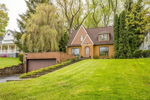 135 Maplewood Ave, Ogden, NY 14559