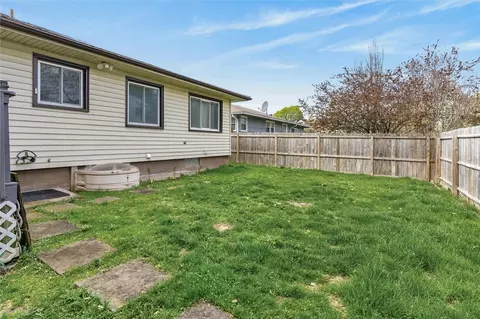 Exterior - 24 Bennett Ave, Irondequoit, NY 14609 photo 4 of 5
