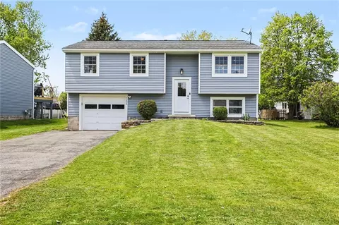 1258 Glen Carlyn Dr, Farmington, NY 14425