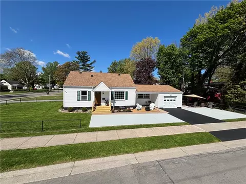 144 Dorsey Rd, Greece, NY 14616