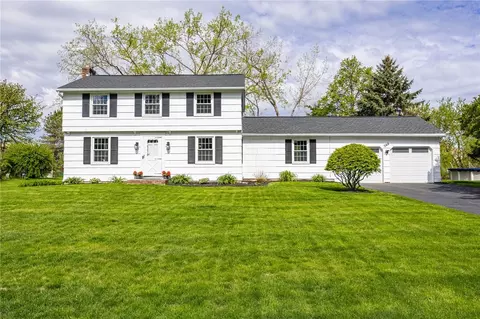 260 Viennawood Dr, Rochester, NY 14618