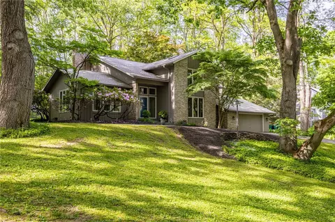 16 Great Oak Ln, Perinton, NY 14534