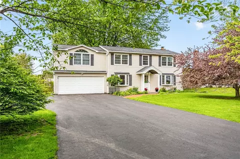 4 Skelby-moor Ln, Perinton, NY 14450