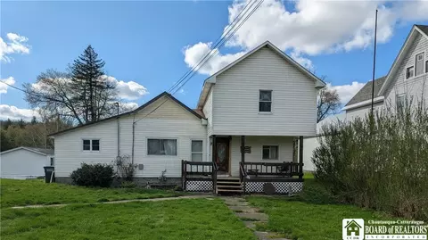 7 Park St, Charlotte, NY 14782