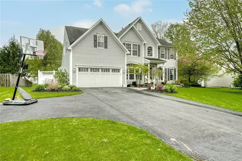 15 Dickinson Xing, Perinton, NY 14450