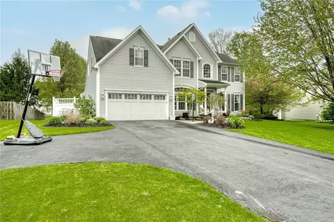 15 Dickinson Xing, Perinton, NY 14450