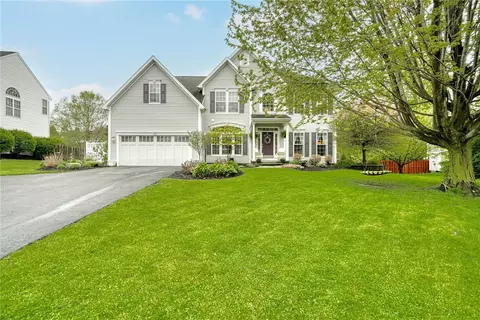 15 Dickinson Xing, Perinton, NY 14450