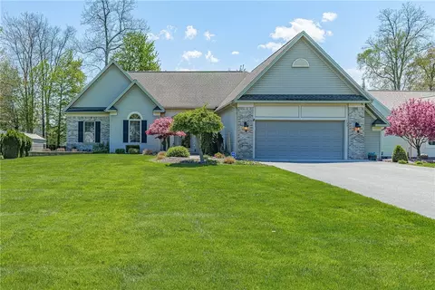 133 Leamington Cir, Greece, NY 14626