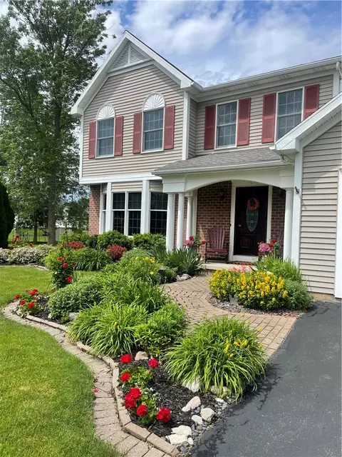 237 Pickering St, Canandaigua, NY 14424