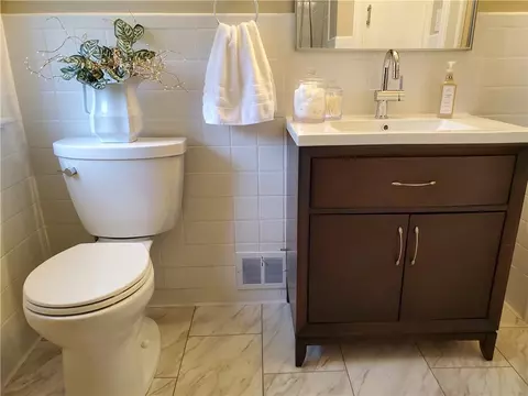 Bath - 125 Sydenham Rd, Irondequoit, NY 14609 photo 2 of 6