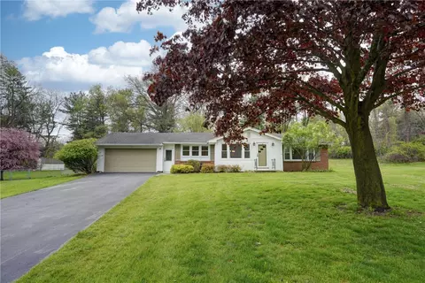 10 Pinehill Dr, Perinton, NY 14534