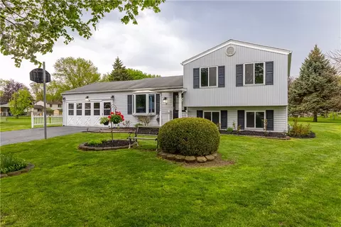 18 Kencrest Cir, Gates, NY 14606