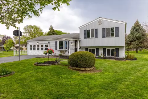 18 Kencrest Cir, Gates, NY 14606
