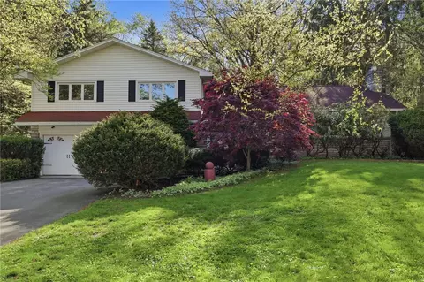 58 Landsdowne Ln, Rochester, NY 14618