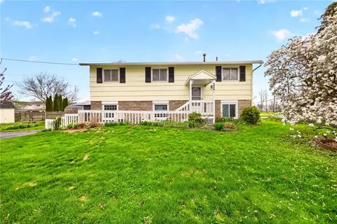 226 Lowden Point Rd, Greece, NY 14612