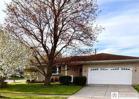 4 Oakwood Dr, Cheektowaga, NY 14227