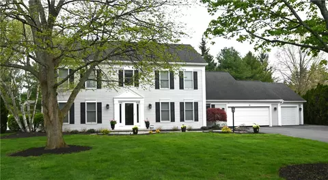 38 Farm Field Ln, Pittsford, NY 14534