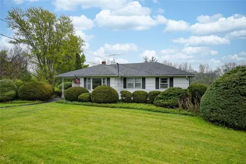 6612 E Bethany Leroy Rd, Stafford, NY 14143