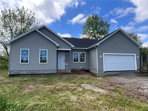 3 Lynwood Dr, Yates, NY 14098