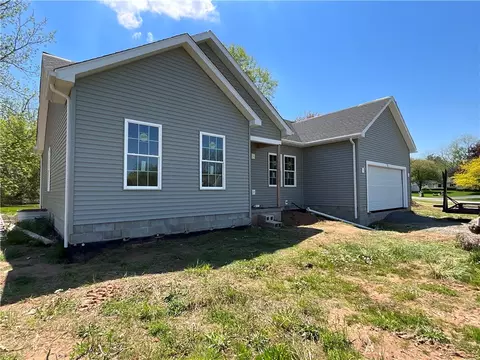 3 Lynwood Dr, Yates, NY 14098