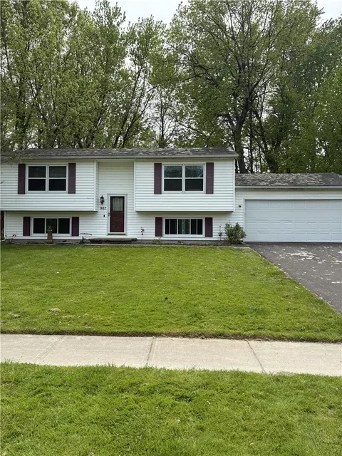 907 Lake Shore Blvd, Irondequoit, NY 14617