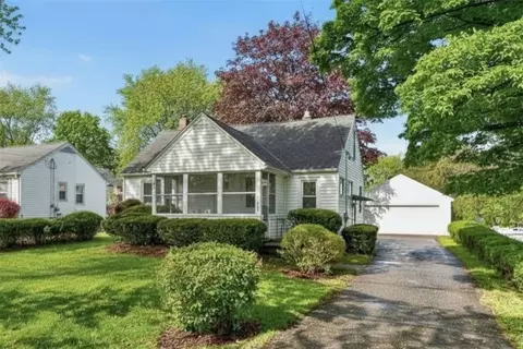 633 Wegman Rd, Gates, NY 14624