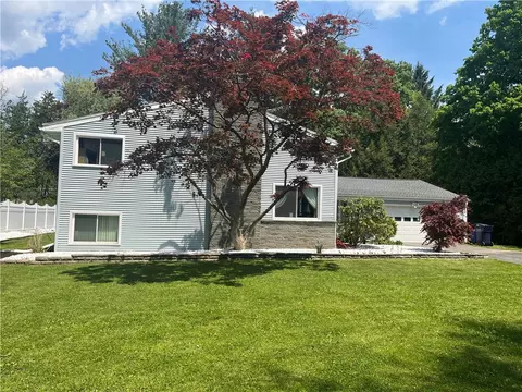 46 Larchwood Dr, Perinton, NY 14534