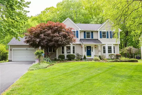 487 Sandystone Cir, Webster, NY 14580