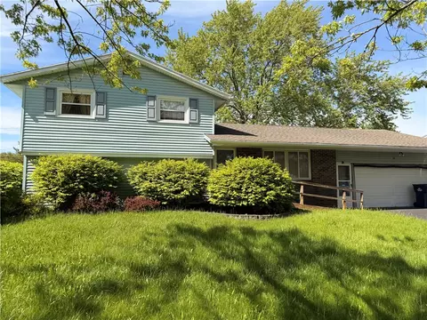 14 Flamingo Dr, Gates, NY 14624